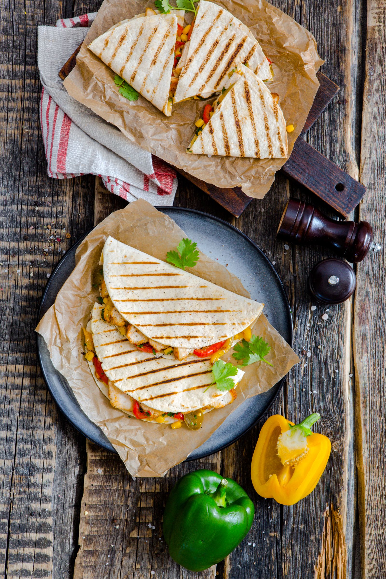 Кесадилья с куриной грудкой и консервированной кукурузой