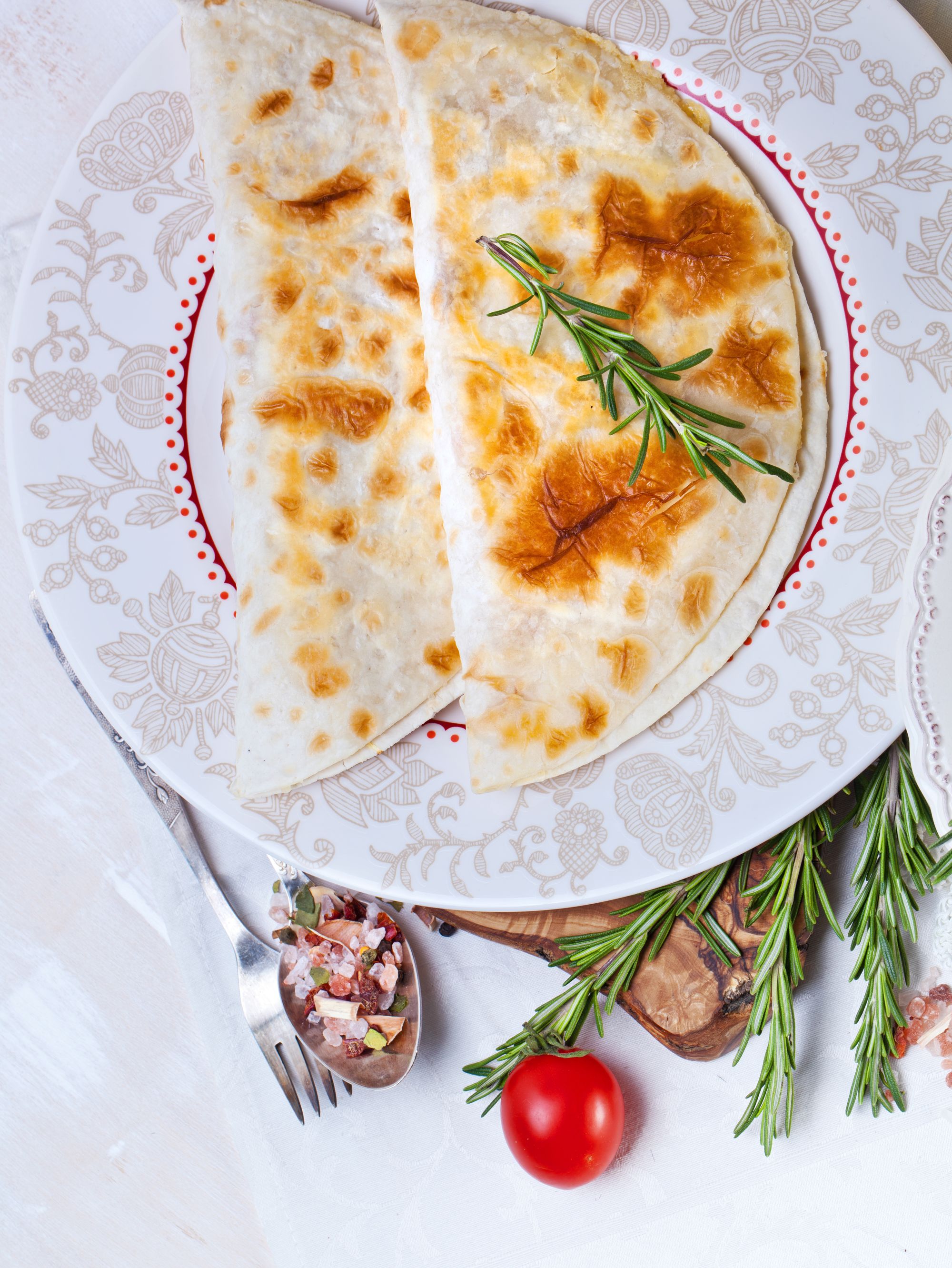 Сырный пирог из тортильи с розмарином