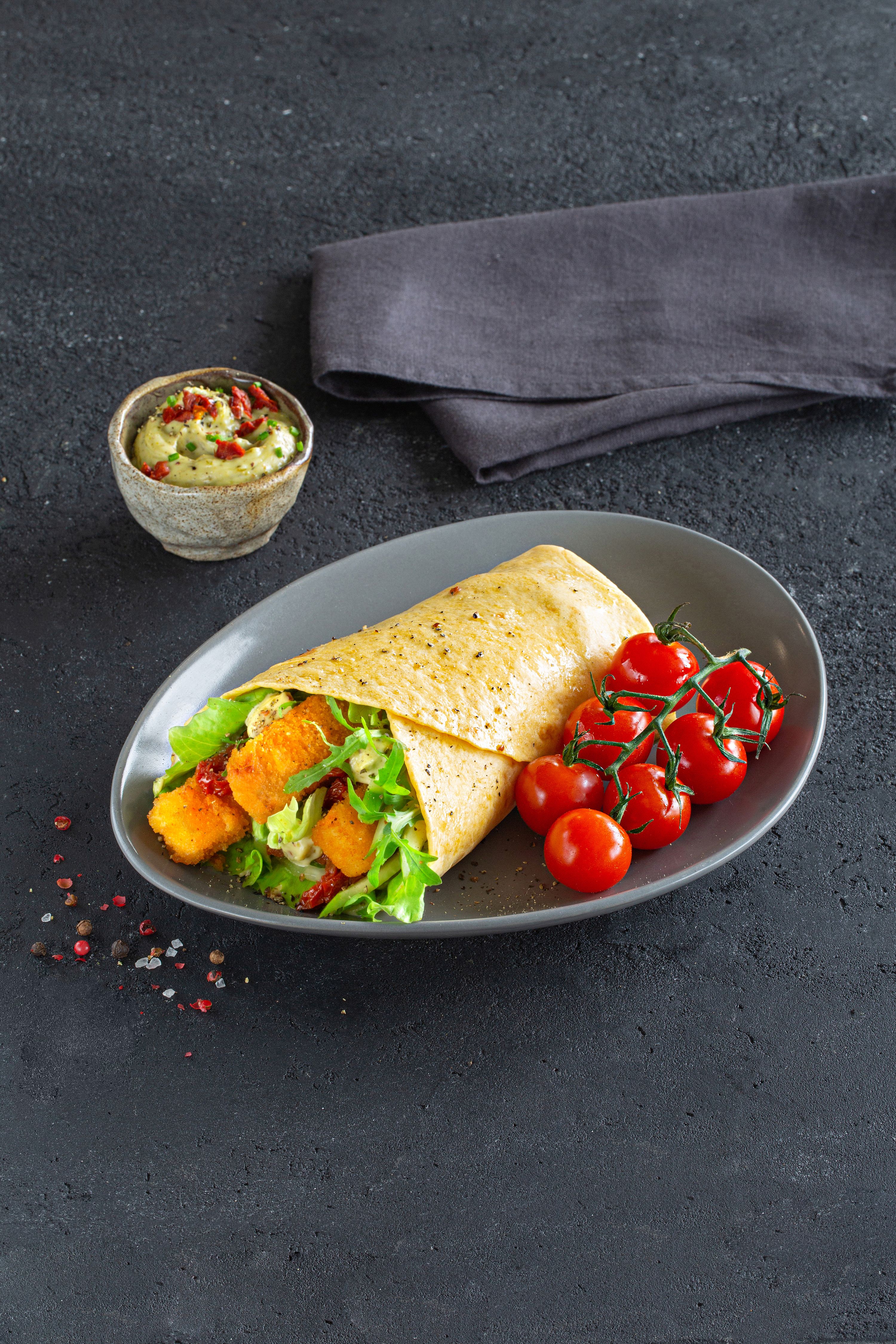 ХОТ-РОЛЛ С РЫБНЫМИ БРУСОЧКАМИ