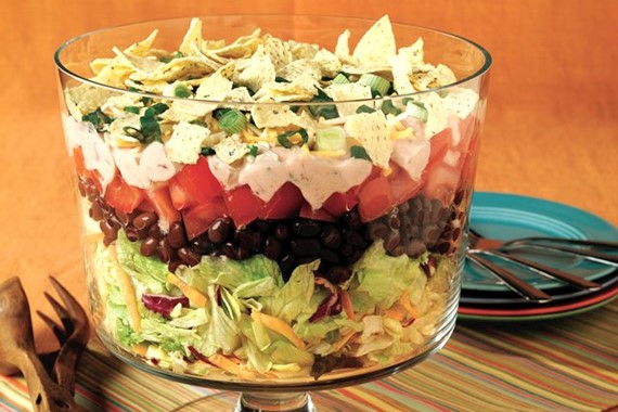 Мексиканский салат с сальсой и начос
